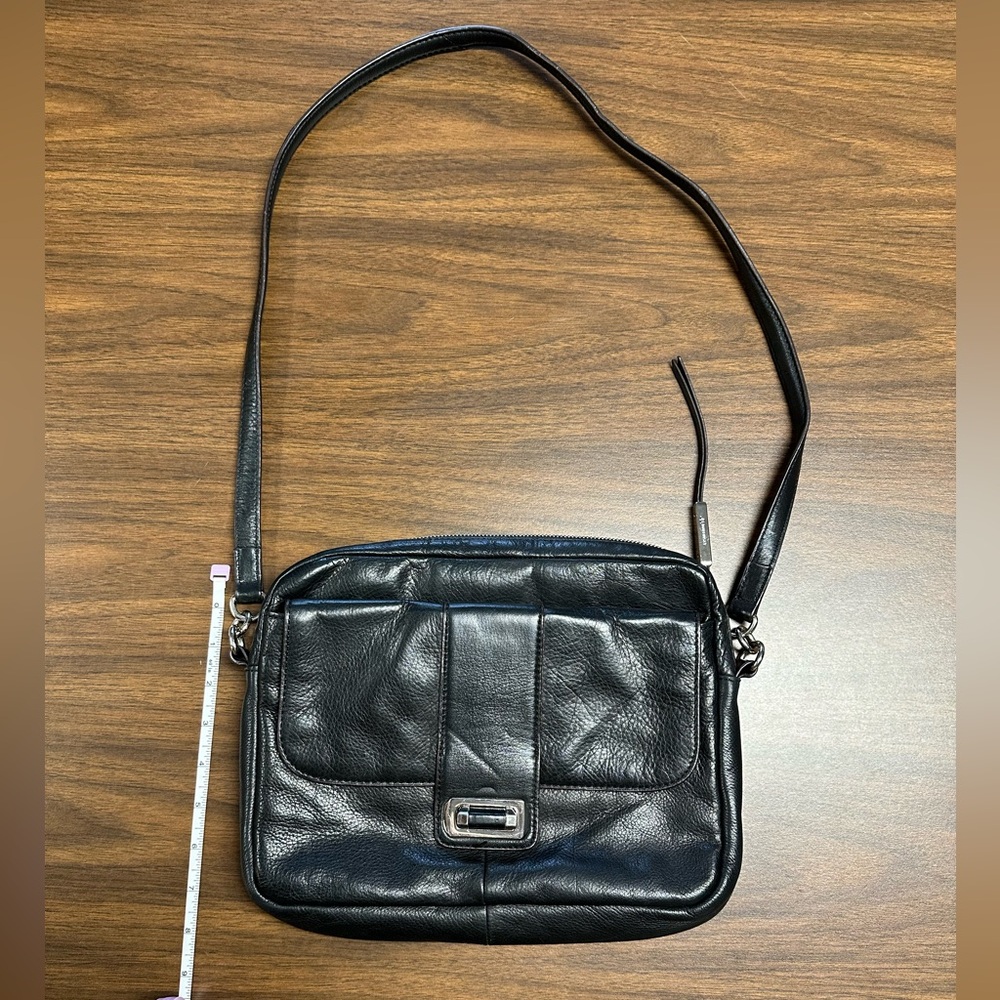 B. Makowsky leather handbag 🖤